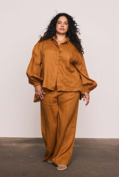 These rust linen wide-leg pants combine effortless comfort with elevated tailoring. The elasticated waist with drawcord and side pockets create a laid-back yet polished silhouette, perfect for both sunlit mornings and twilight dinners. Wear with the Rust Billow Shirt for easy, relaxed style.