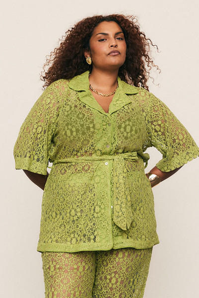 A best-selling Bohemian Traders silhouette, reimagined in vibrant Citron lace. Worn by women of influence globally, this softly structured shirt features a relaxed fit, shell buttons and a self-tie waist. Crafted from a premium cotton blend lace, it delivers effortless elegance and everyday ease. Available in our size-inclusive range from 6–22.