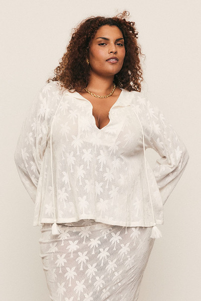 Softly sculptural, the Cotton Lace Swing Top is crafted from a premium cotton-blend knit lace featuring an intricate palm motif. With voluminous sleeves and a gentle swing hem, it blends texture and femininity with ease. A statement in craftsmanship and comfort. Pair with the matching Cotton Lace Maxi Skirt for head-to-toe elegance.