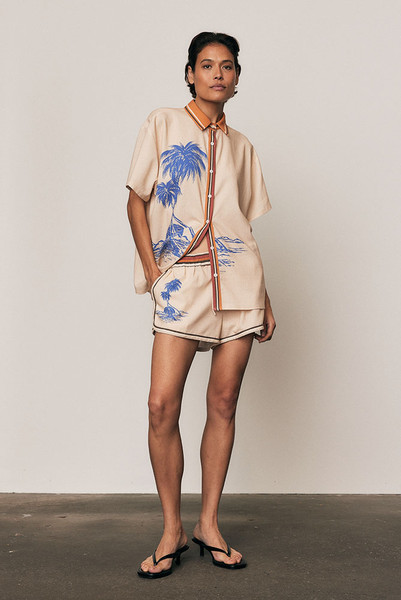 Designed for relaxed refinement, the Kauai Athletic Short is crafted from a premium linen blend in Bohemian Traders’ exclusive Kauai placement print. With an elasticated waist, drawcord and contrast piping, it delivers ease, structure and versatility in one. Pair with the matching Kauai Short Sleeve Shirt for a coordinated, elevated summer set. Designed for relaxed refinement, the Kauai Athletic Short is crafted from a premium linen blend in Bohemian Traders’ exclusive Kauai placement print. With an elasticated waist, drawcord and contrast piping, it delivers ease, structure and versatility in one. Pair with the matching Kauai Short Sleeve Shirt for a coordinated, elevated summer set.