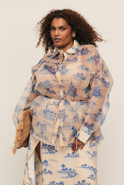 A best-selling Bohemian Traders silhouette, the Calm Island Oversized Shirt is crafted from crisp organza featuring our exclusive palm print. Loved by women of influence globally, it’s designed with wide sleeves and a relaxed drape for effortless movement. Pair with the matching skirt, layer over denim, or wear alone over your swimsuit.