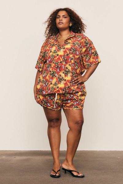Cut from crisp printed rayon, the Kai Sporty Short combines comfort and craftsmanship. Featuring an elasticated waist, drawcord, and contrast piping, it’s tailored for easy movement and polished structure. Style it with the matching Kai Short Sleeve Shirt to create a coordinated look that transitions seamlessly from coastal mornings to city afternoons.