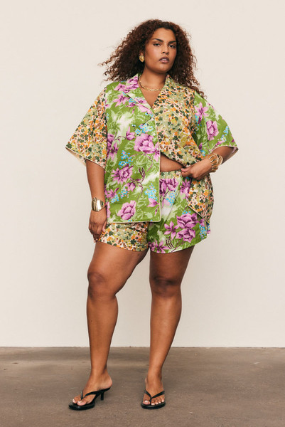 Part of a matching set, the Ivy Sport Short is crafted from soft cotton voile in Bohemian Traders’ exclusive spliced print. Designed with an elasticated waist and drawcord for comfort, it falls softly through the hips for effortless movement. Pair with the coordinating Ivy Shirt for a bold, elevated take on resort dressing.