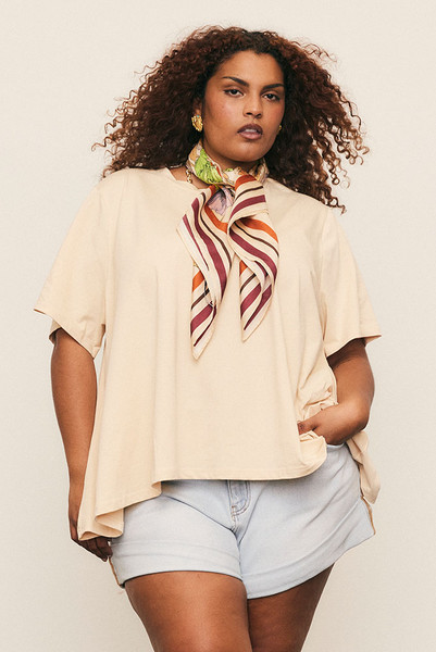 Soft, breathable, and easy to love, the Oversized Swing Tee in Macadamia is cut from a cotton blend jersey with a flowing hem for effortless movement. Designed for machine-washable simplicity and lasting comfort, it’s a natural choice for everyday wear.