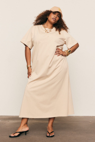 The T-Shirt Dress is crafted from premium pure cotton with subtle logo embroidery, delivering everyday comfort with refined simplicity. Designed in an oversized silhouette with side splits and pockets, it moves effortlessly through the day. Easy to wash and endlessly wearable, this natural-fibre essential defines the art of relaxed, elevated dressing.