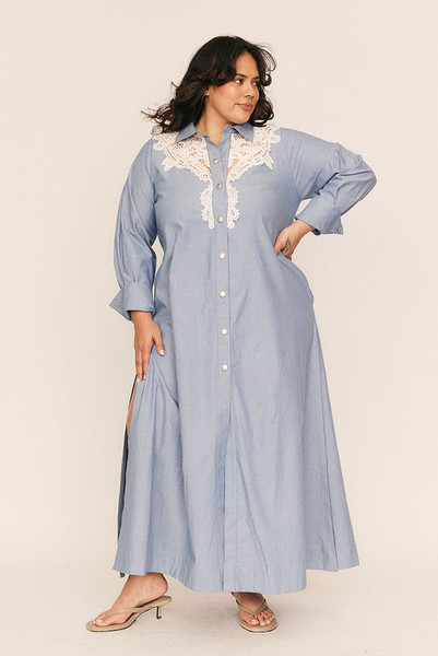 A beloved Bohemian Traders silhouette, the Denim Opera Dress returns, reimagined in soft chambray cotton with delicate lace inserts. Designed for a relaxed fit, this maxi dress pairs everyday ease with refined detail, featuring a classic collar, full-length sleeves, and a centre-front button closure.