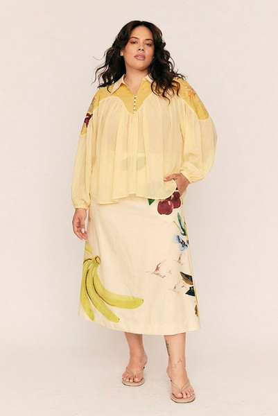 Designed for days that call for quiet impact, the Fruito Midi Skirt is a refined silhouette brought to life in Bohemian Traders’ exclusive fruit motif placement print. Crafted from a premium linen-cotton blend, it sits neatly at the waist before falling into an elegant A-line shape with a subtle centre-back split.