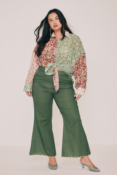 Cut from textured cotton slub, these olive cropped flare pants are finished with a scalloped embroidered hem. Mid-rise and fitted at the waist, with a concealed back zip and pockets set into the side seams. Good with a flat, better with a heel and the matching top. Designed from a 6 to a 22.