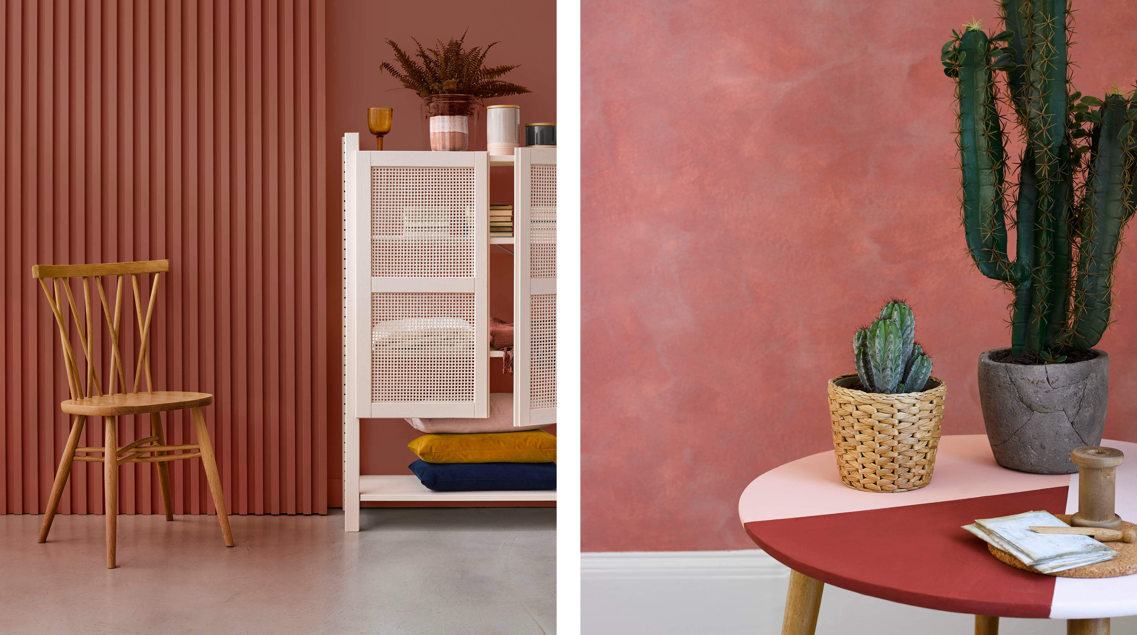 Un mur lambrissé rouge-brun peint en Saumon et une armoire en Pêche rose neutre. Une table basse peinte en rouge Rouge Brique et rose Vanille Fraise se trouve devant un mur Terracotta Effet Chaulé et une armoire en rose neutre Pêche.