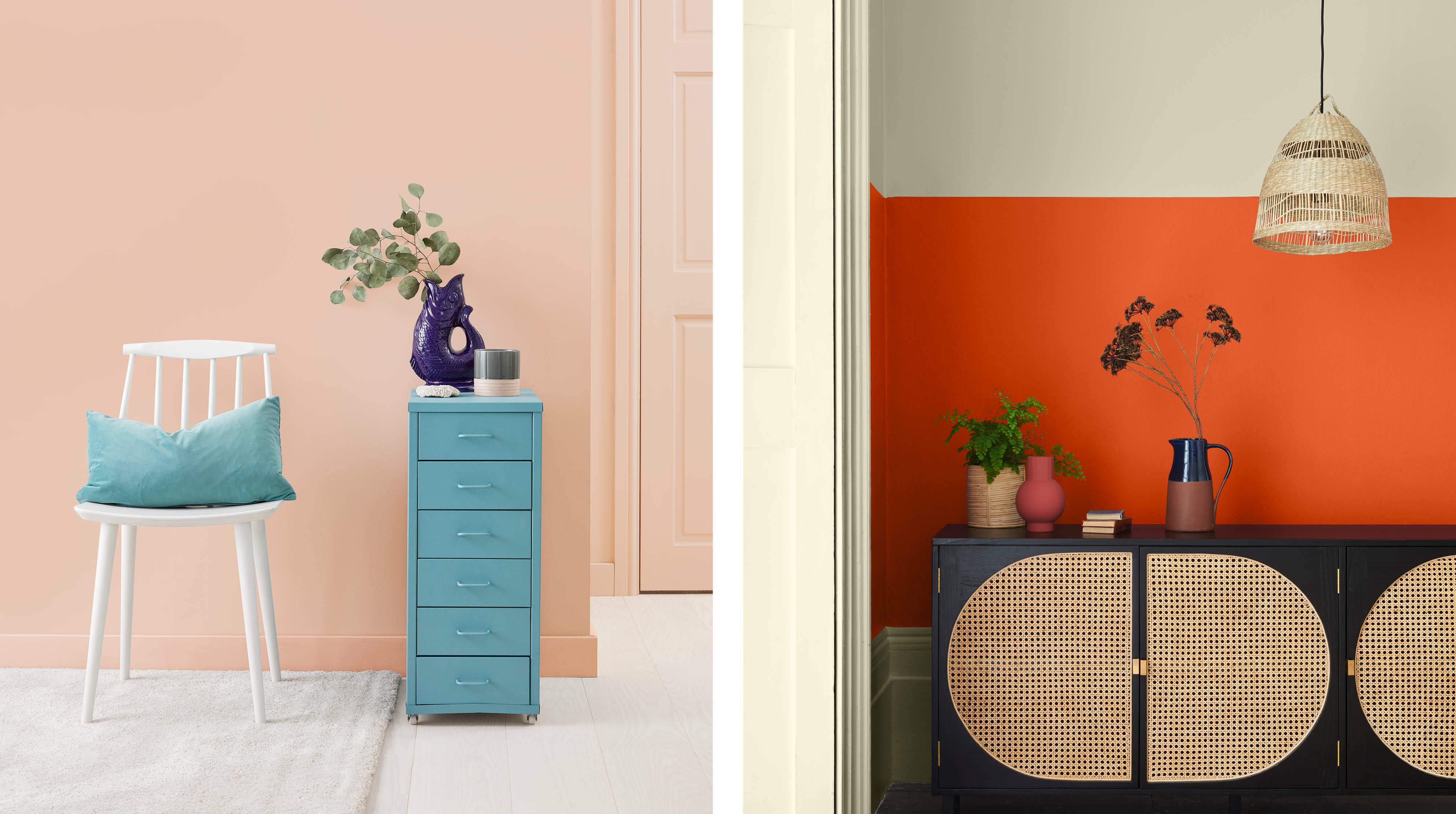 Un mur peint en rose orangé Corail avec une commode bleu turquoise. Une armoire noire se trouve devant un mur orange vif Thé Chaï et des garnitures neutres Pénombre.