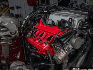 3.0T Gloss Red Valve Cover - Right | ES4768285