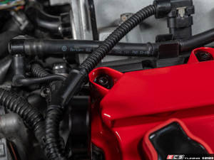 3.0T Gloss Red Valve Cover - Right | ES4768285