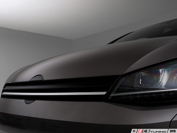 Golf R Badgeless Grille - With Silver Strip