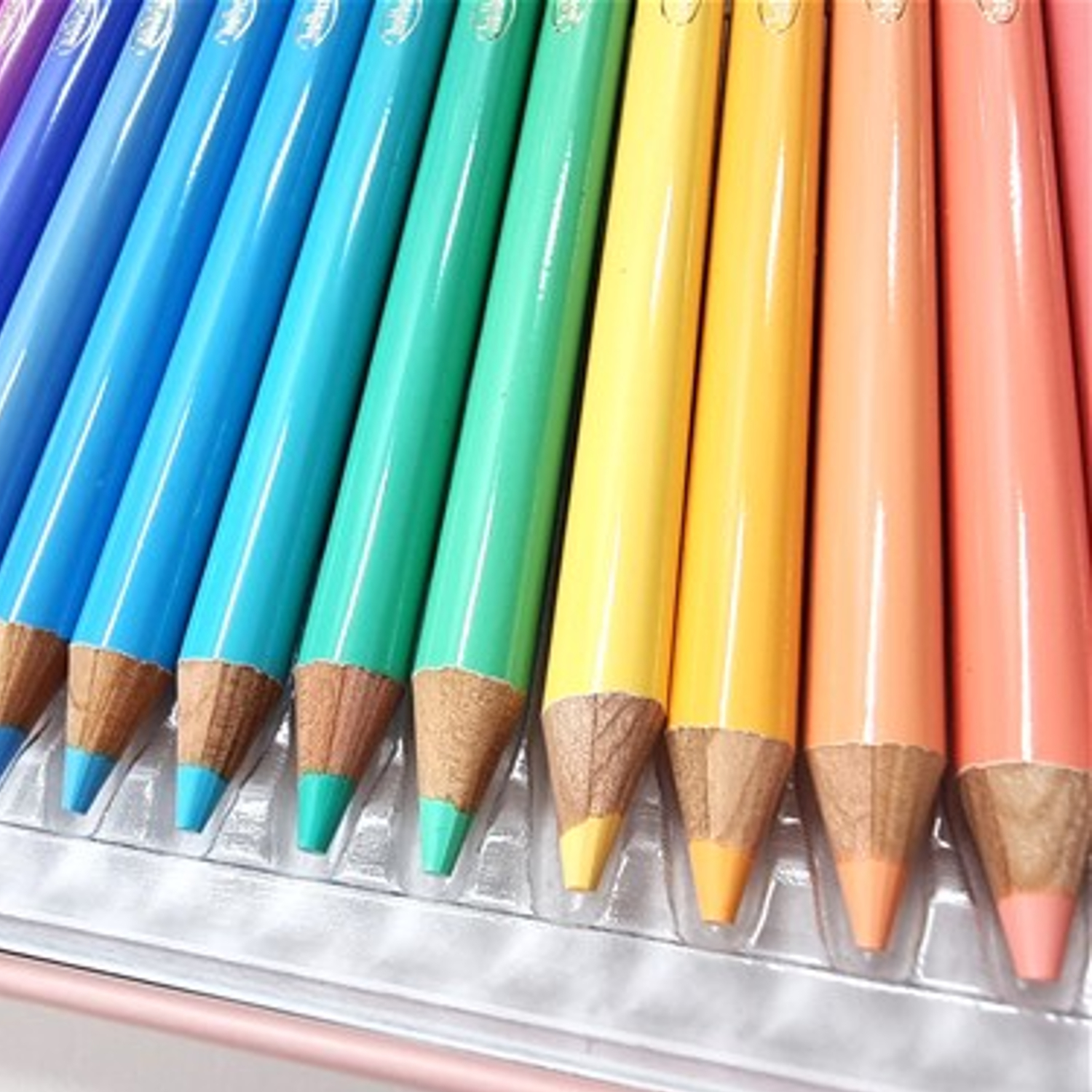 Holbein Artists' Colored Pencils