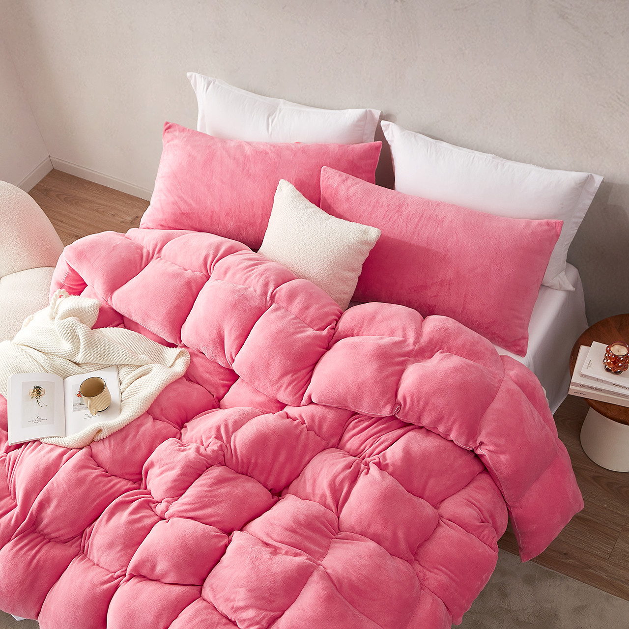 海外輸入、激レア】CASALIS Slumber Pouf ピンク Oversized Full XL Comforter - Boi He THICK Coma Inducer® Oversized