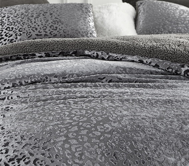 Luxury Bedspread Animal Print Blanket Extra Long Twin Bedding Plush Velvet Comforter Set for College Students Glam Dorm Room Decor Ideas