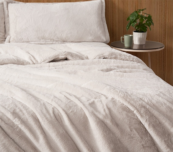 College Apartment Decor High Quality Dorm Bedding Luxury Twin XL Comforter Set Beige Fleece Velvet Bedspread with Pillow Shams