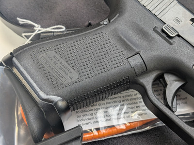 Glock 19 Gen 5 with Case and 4 Magazines