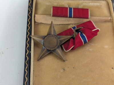 US Bronze Star W/ Case - WW2/Korean War Era