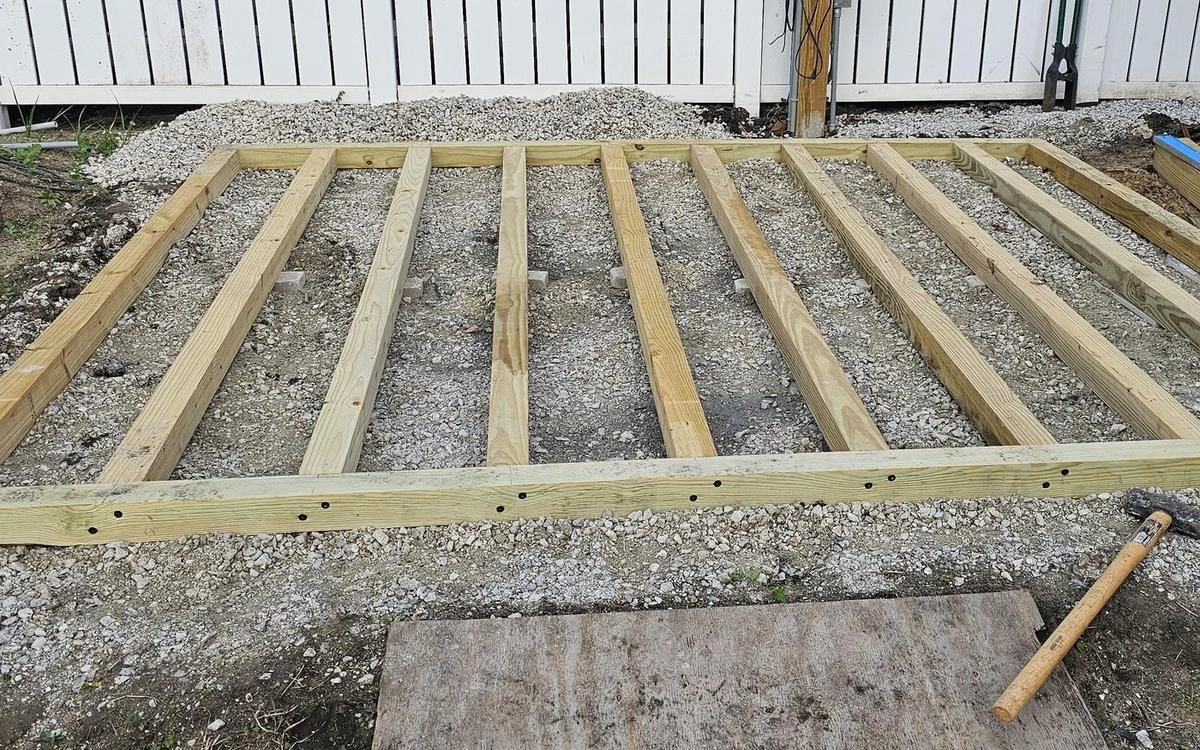 Foundation Calculator 3D view: the California floor build-up pulled apart into layers — concrete blocks, treated frame runners, kit joists, pink foam insulation, OSB and tongue-and-groove floor boards — with a layers legend listing the part counts