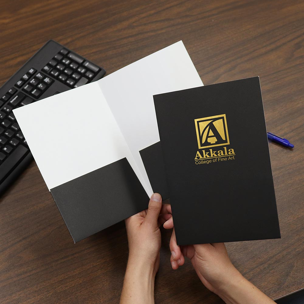 最安　行き届いた書庫foil 4枚 6x9 Folder with Foil Stamped Logo | Easy Pocket Folders