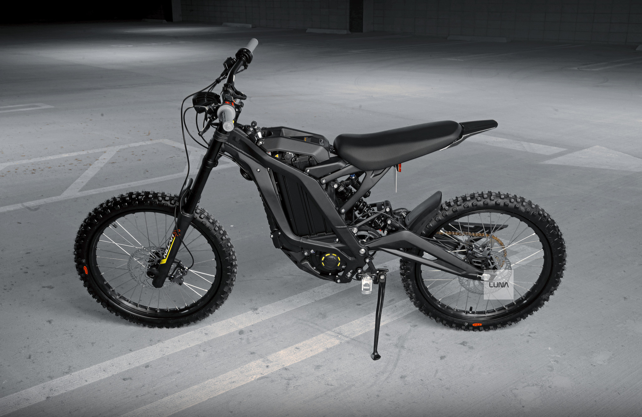 Luna Cycle Sur Ron : Un e-VTT ou une e-Enduro de loisir ? - Moto-Station