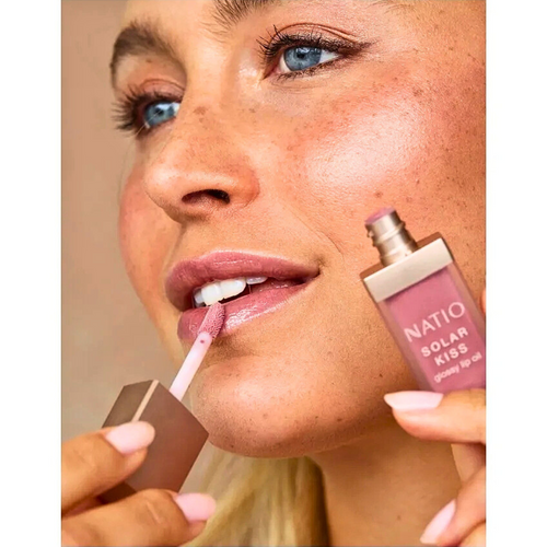 hydrating hybrid lip gloss oil makes lips shiny, plumped and with a juicy nude tint