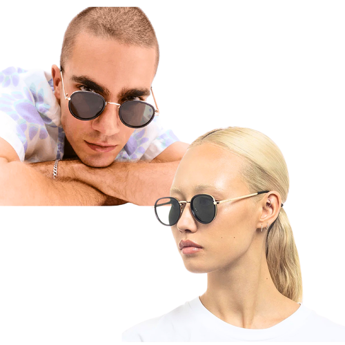 The image shows a man and a woman wearing the Aire Sunglasses Cygnus Black / Gold