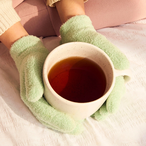 elive Moisturising Gel Gloves lifestyle image