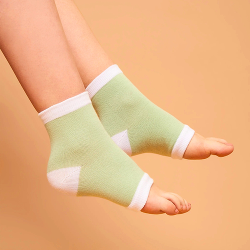elive Cracked Heel Gel Socks model image