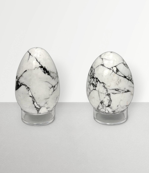 Howlite - a sample of egg carvings in small sizes, against a dark gray background. Howlite - a sample of egg carvings in small sizes, against a dark gray background.