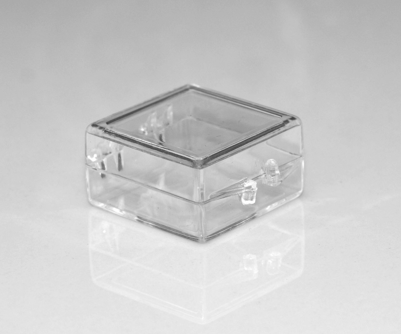1 x 1 x 1/2 Hinged Lid Clear Plastic Box (#110)