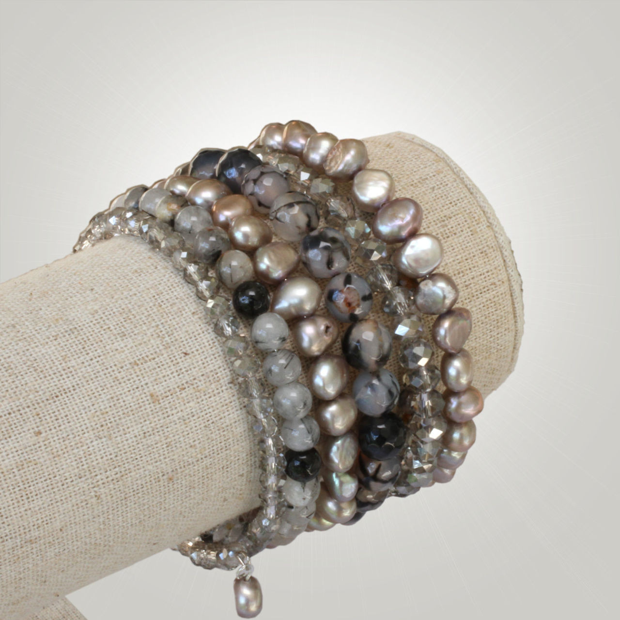 Coin shaped pearl bracelt