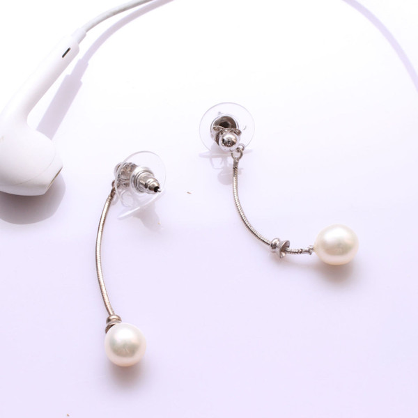 A single white, oval-shaped freshwater pearl and fine white silver metallic chain - Aster