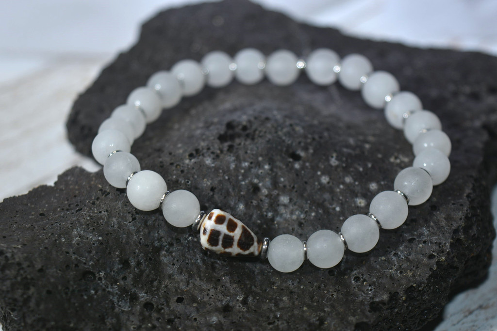 White seashell bracelet Hawaii
Hebrew bracelet white Hawaii
Matte white bracelet with shell
White frosted bead bracelet