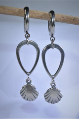 Clamshell teardrop earrings
silver teardrop earring
clam shell earring
silver hoop earring