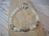 White chakra beads with Hawaii Drupe shells
Chakra bead bracelet
Drupe shell bracelet handmade
