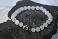 White seashell bracelet Hawaii
Hebrew bracelet white Hawaii
Matte white bracelet with shell
White frosted bead bracelet