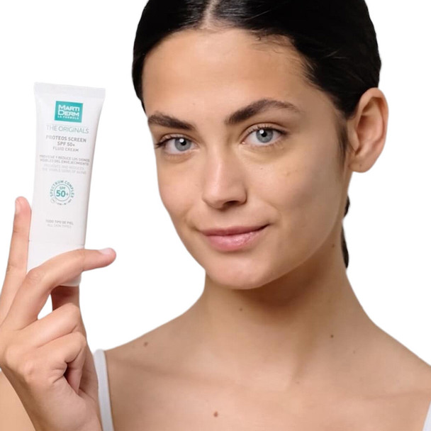 Martiderm Proteos Screen Fluid Cream SPF50 + 40ml Held by Model