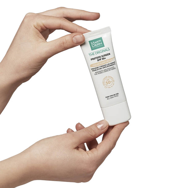 Martiderm Proteos Screen Color Fluid Cream SPF50 + 40ml Held in Hand