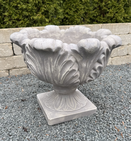18" Ucanthus Planter