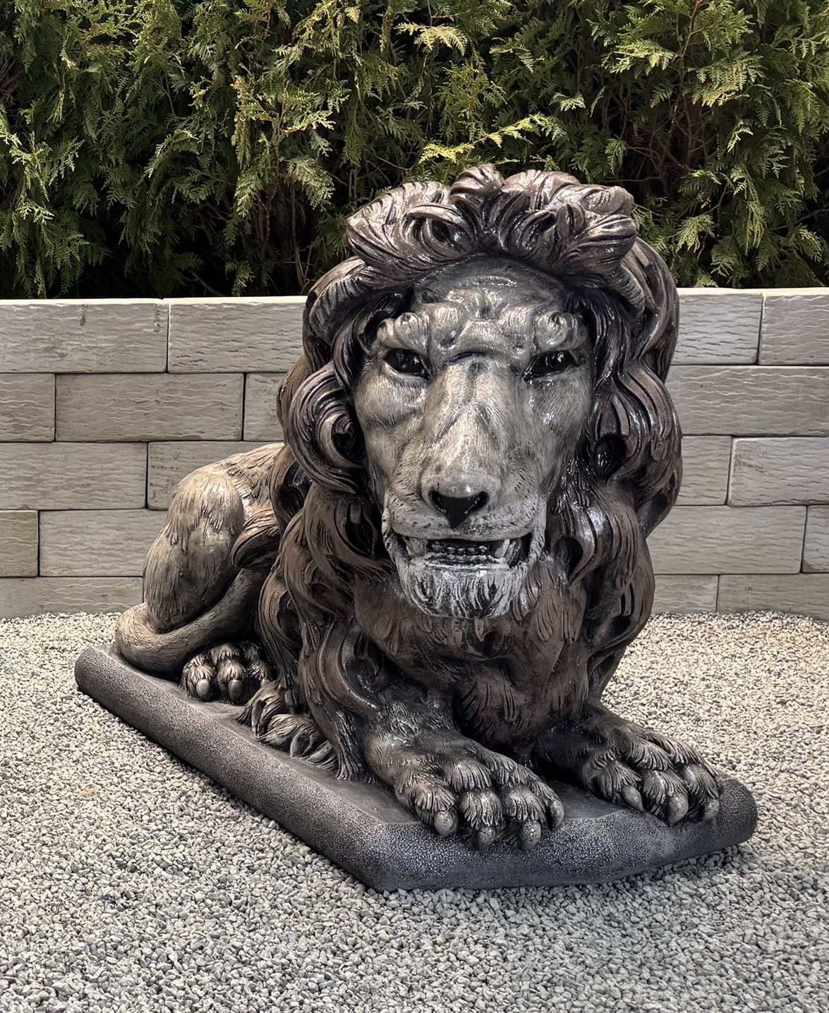 32" Grand Lion (Facing Right)