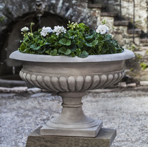 20" Kingscote Urn