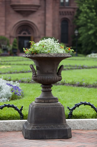 31" Smithsonian L'Enfant Urn