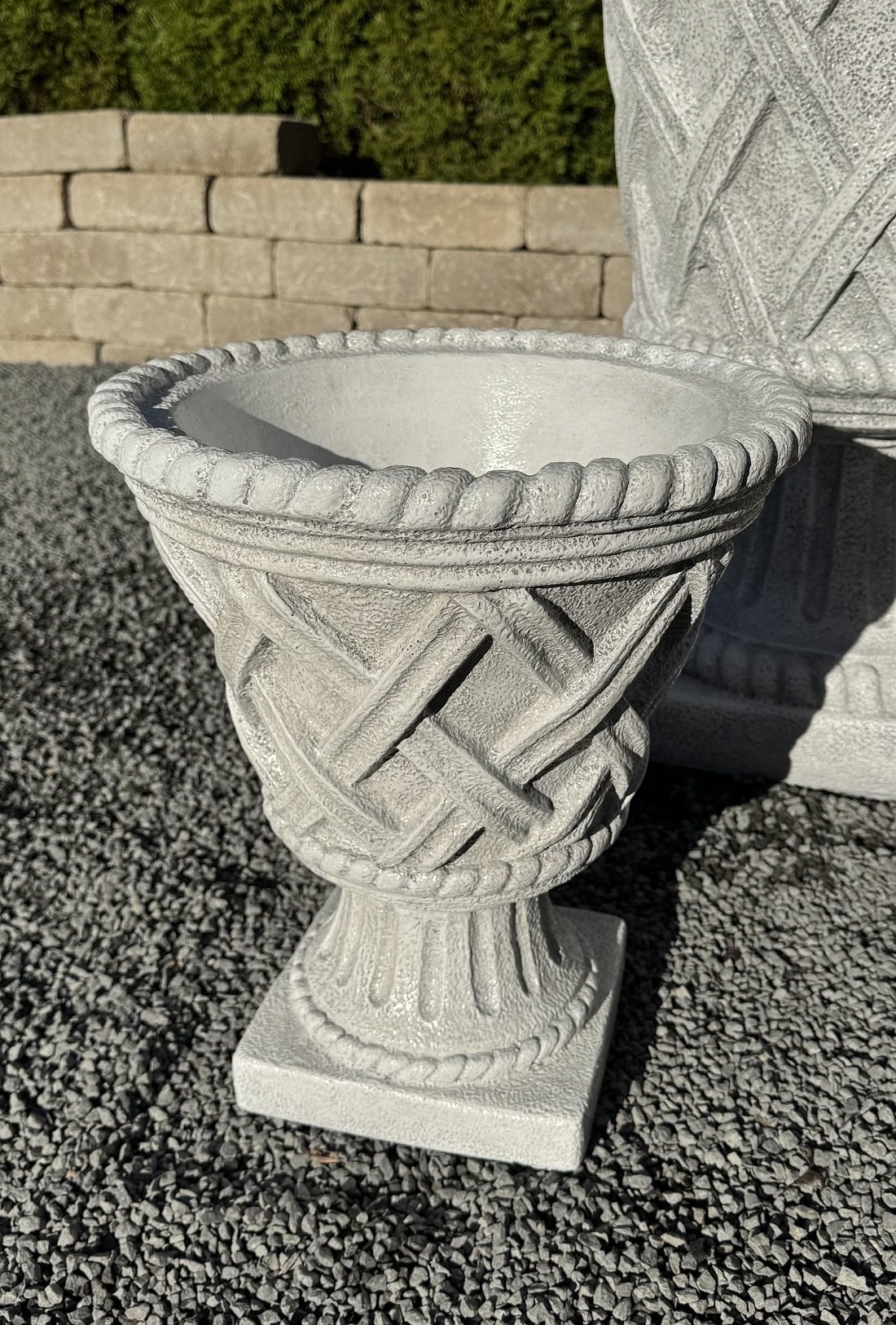16" Small Tudor Weave Pedestal Planter