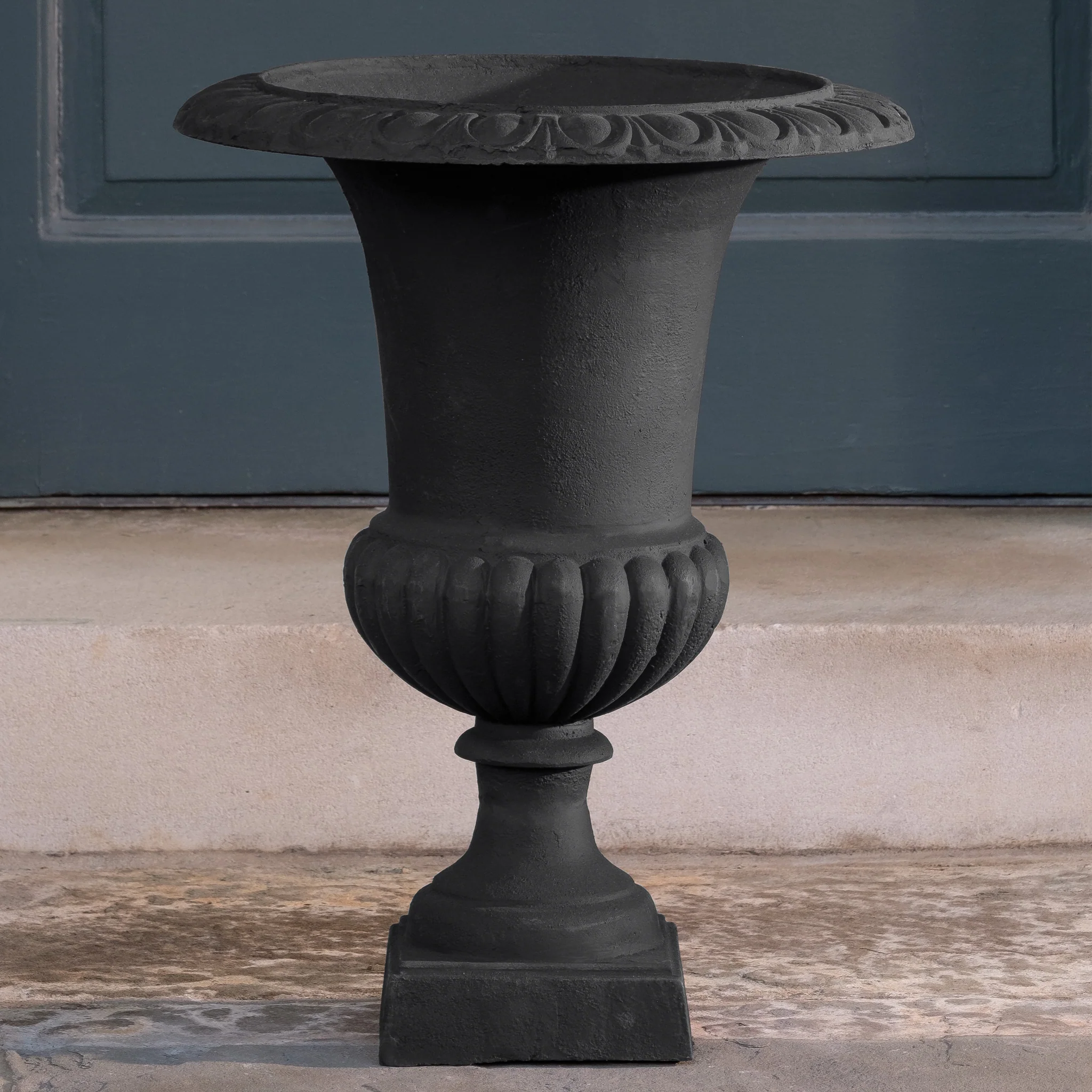23" Glasgow Urn - Matte Black