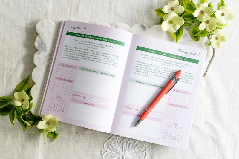 Read Through the Bible in a Year Planner: 2026 Edition