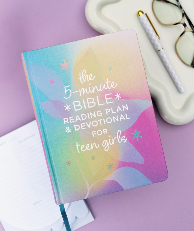The 5-Minute Bible Reading Plan and Devotional for Teen Girls front cover photo