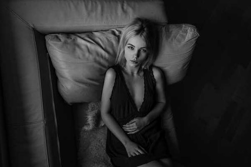 Jual Poster Black & White Girl Lying Down Model Woman Models Model2 APC