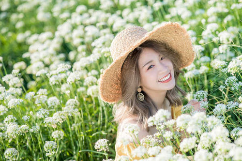 Jual Poster Brunette Flower Girl Hat Model Smile Woman Women Asian3 APC Jual Poster Brunette Flower Girl Hat Model Smile Woman Women Asian3 APC